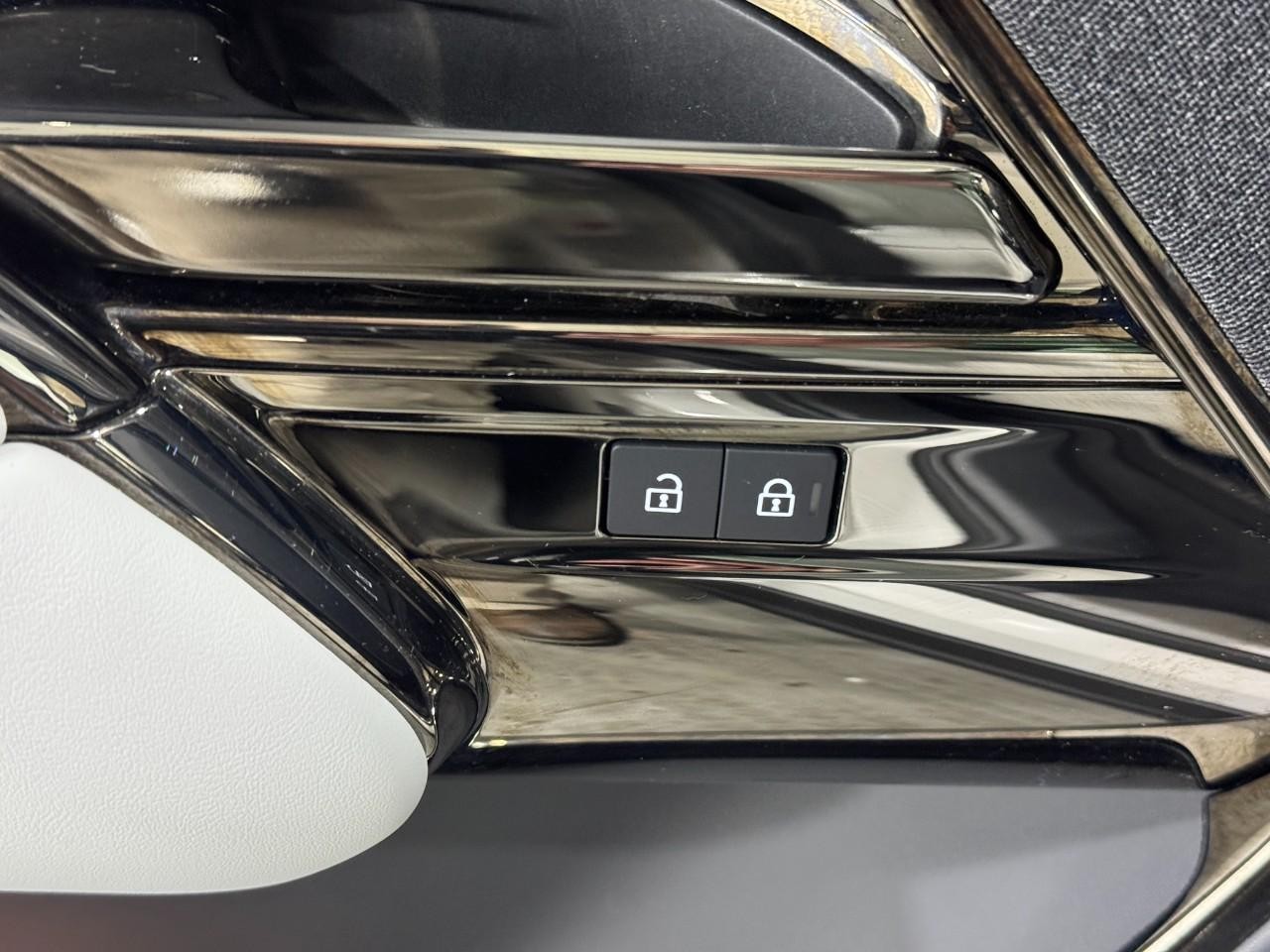 Land Rover Range Rover Sport Vehicle Full-screen Gallery Image 27