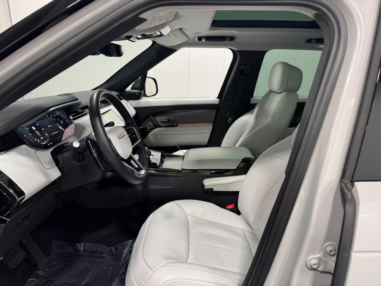 Land Rover Range Rover Sport Vehicle Full-screen Gallery Image 28