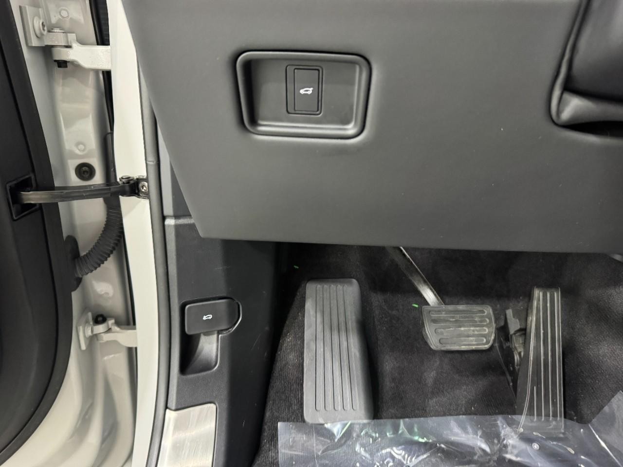 Land Rover Range Rover Sport Vehicle Full-screen Gallery Image 30