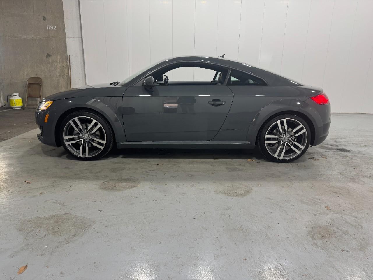 Audi TT Coupe Vehicle Full-screen Gallery Image 02