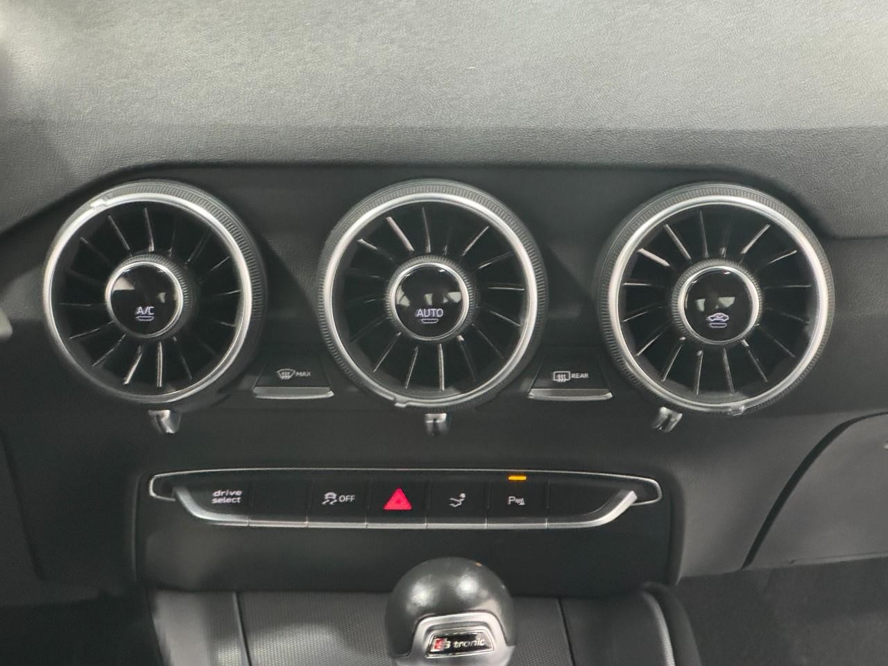 Audi TT Coupe Vehicle Full-screen Gallery Image 13