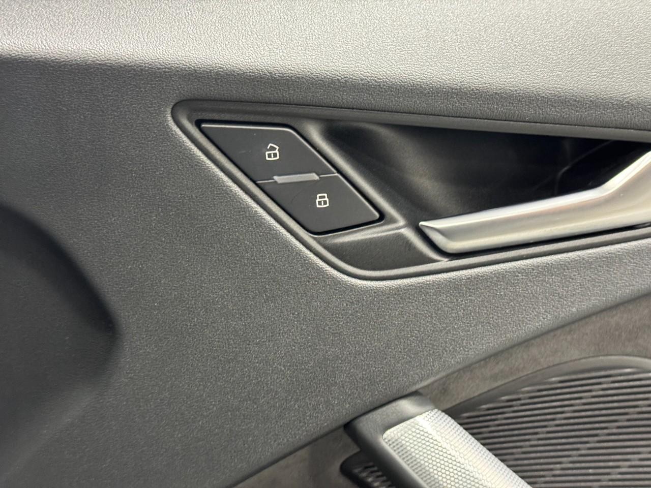 Audi TT Coupe Vehicle Full-screen Gallery Image 18