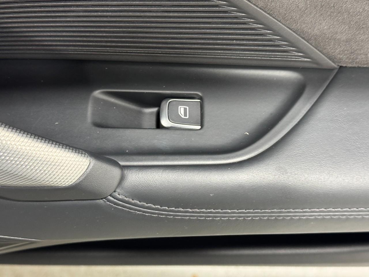 Audi TT Coupe Vehicle Full-screen Gallery Image 19