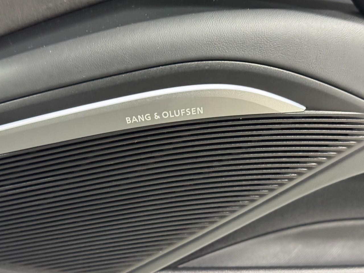 Audi TT Coupe Vehicle Full-screen Gallery Image 20