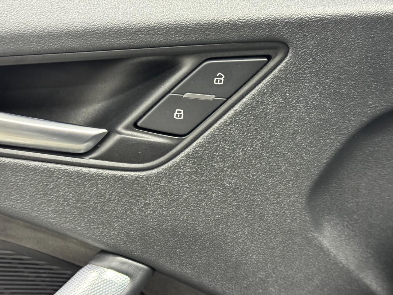 Audi TT Coupe Vehicle Full-screen Gallery Image 21