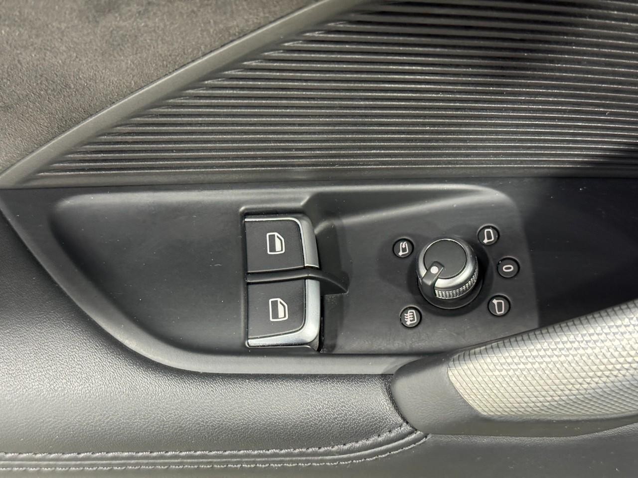 Audi TT Coupe Vehicle Full-screen Gallery Image 22