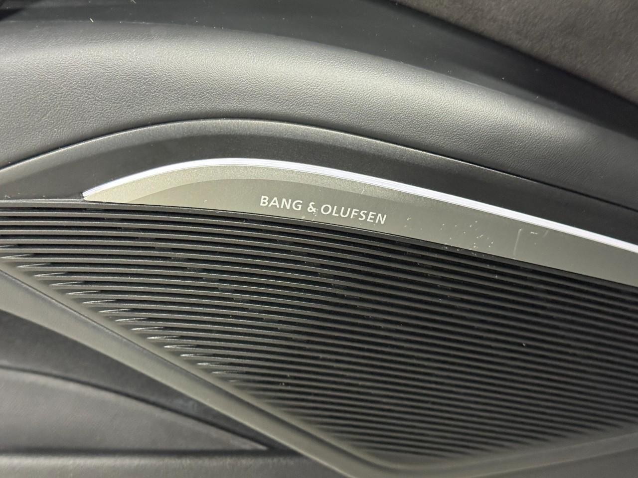 Audi TT Coupe Vehicle Full-screen Gallery Image 23