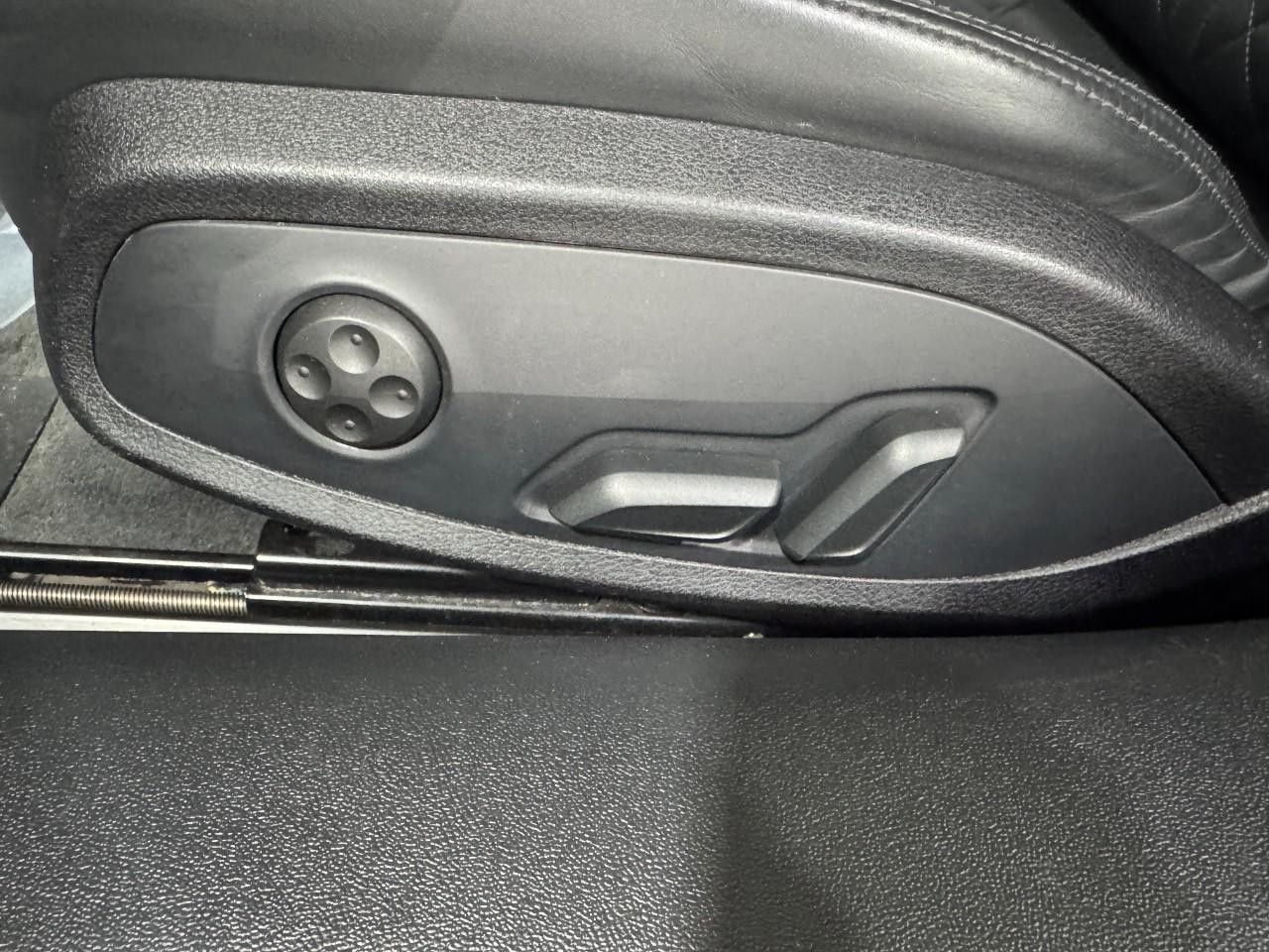 Audi TT Coupe Vehicle Full-screen Gallery Image 26