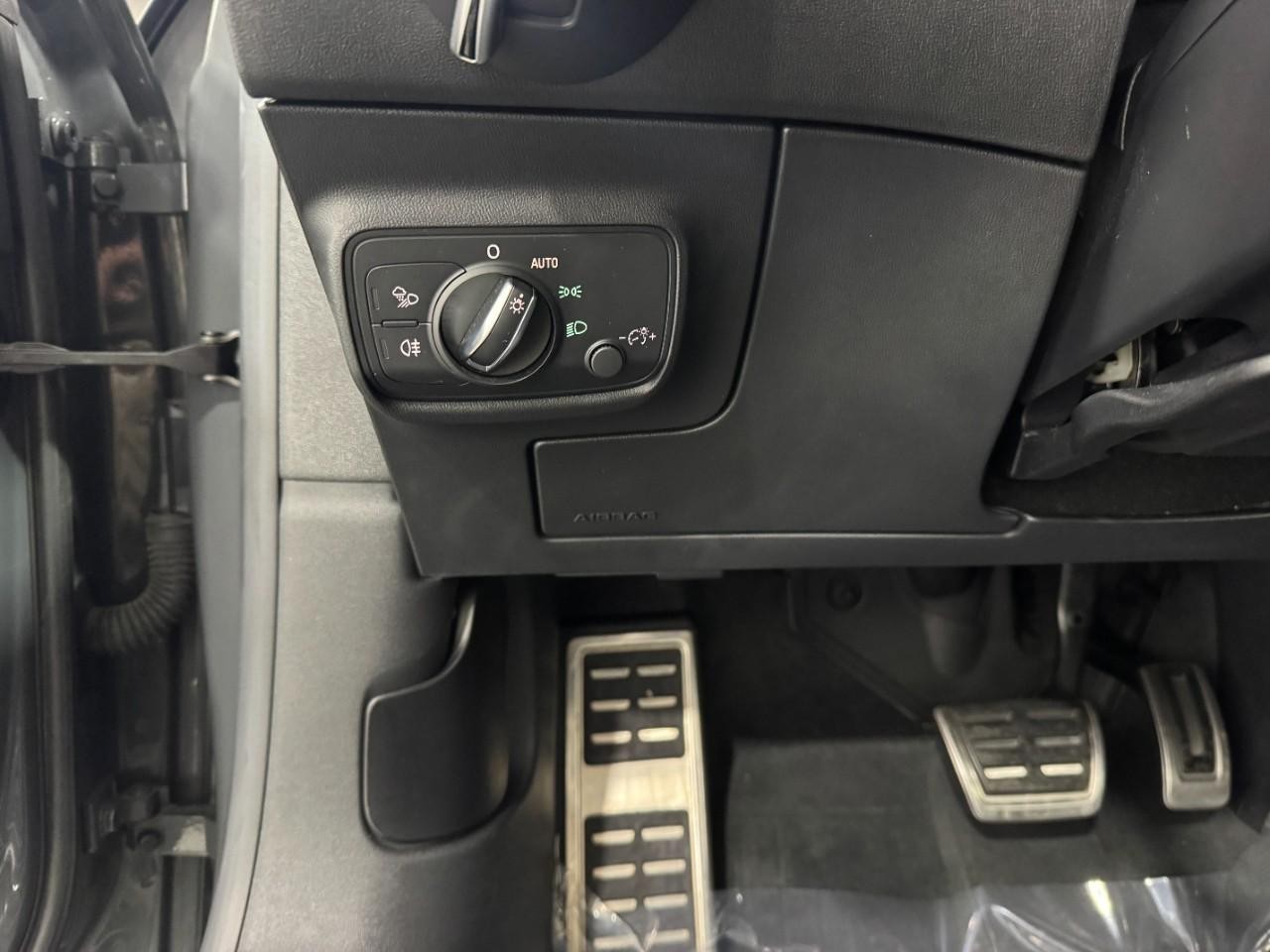 Audi TT Coupe Vehicle Full-screen Gallery Image 27