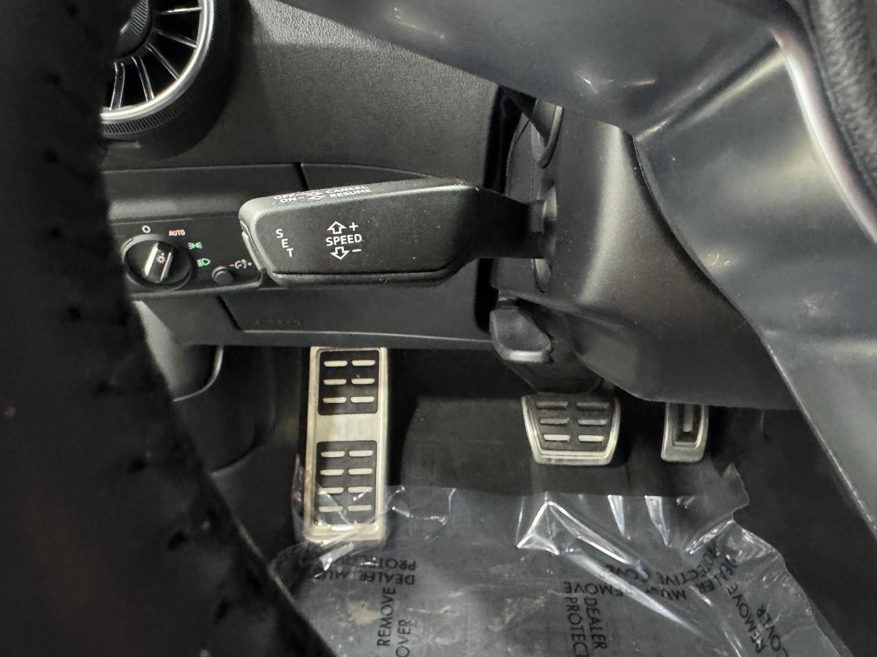 Audi TT Coupe Vehicle Full-screen Gallery Image 28