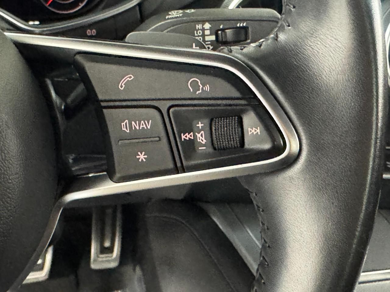 Audi TT Coupe Vehicle Full-screen Gallery Image 30