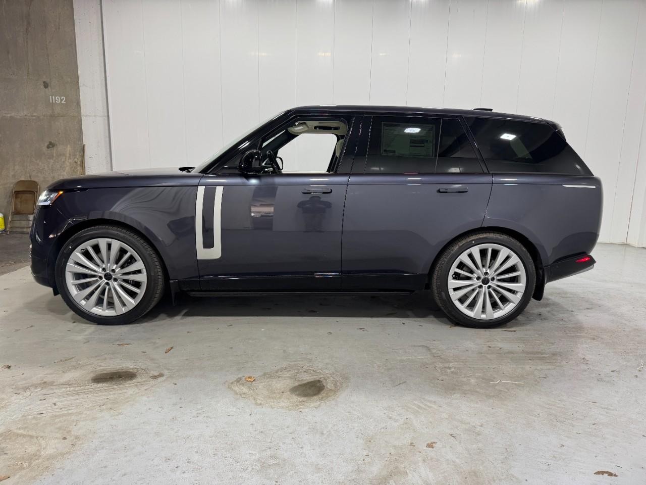 Land Rover Range Rover Vehicle Full-screen Gallery Image 2