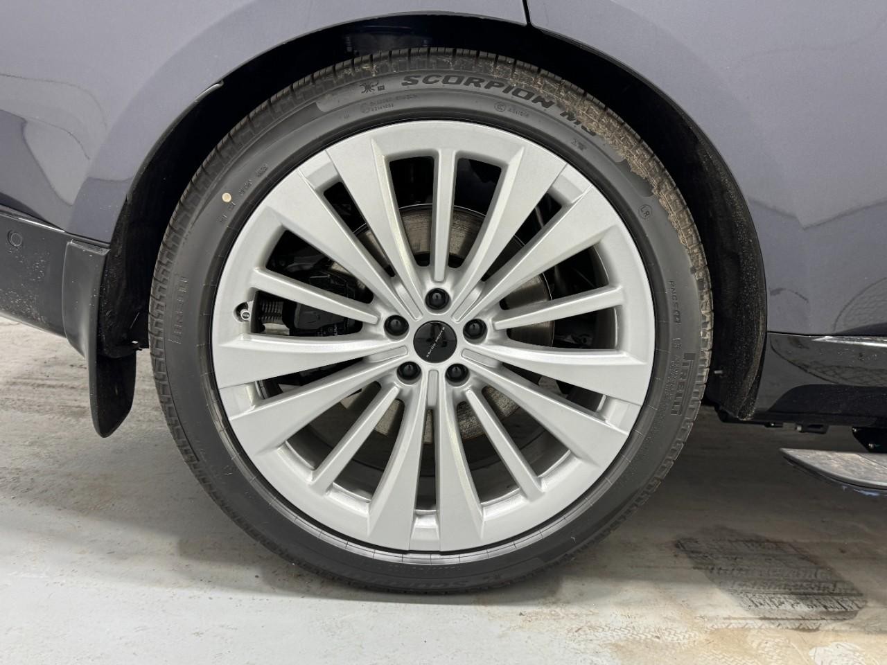 Land Rover Range Rover Vehicle Full-screen Gallery Image 5