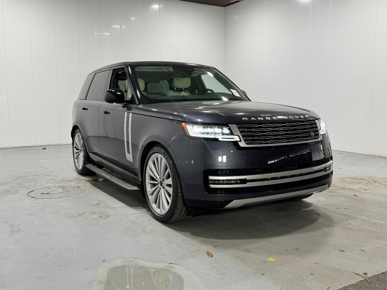 Land Rover Range Rover Vehicle Full-screen Gallery Image 6