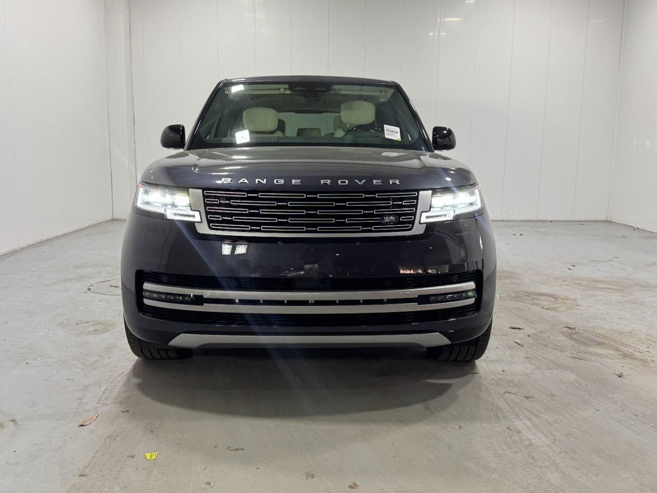 Land Rover Range Rover Vehicle Full-screen Gallery Image 7