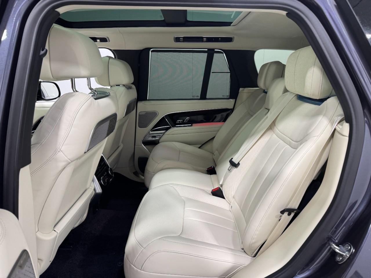 Land Rover Range Rover Vehicle Full-screen Gallery Image 8