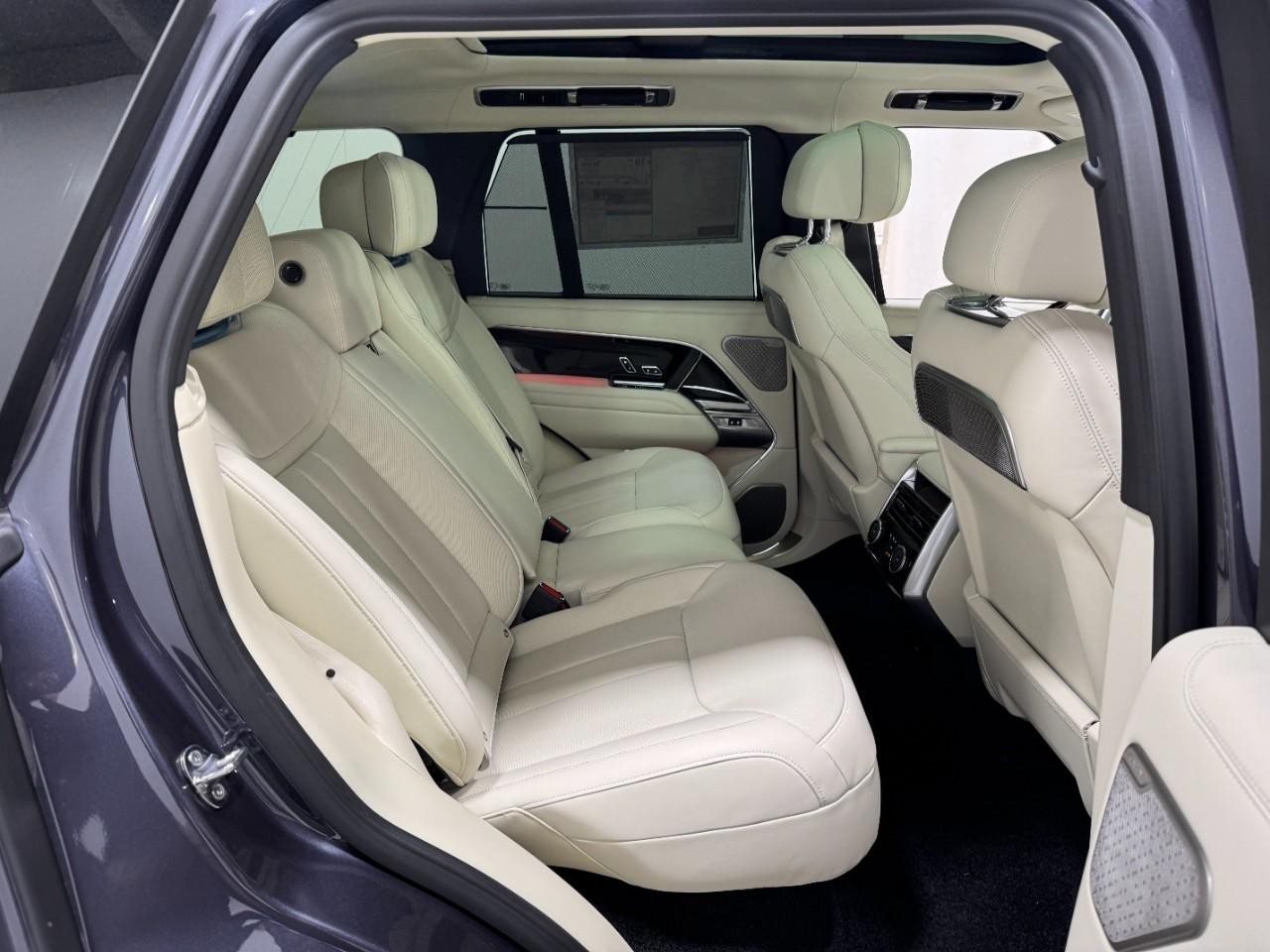 Land Rover Range Rover Vehicle Full-screen Gallery Image 10