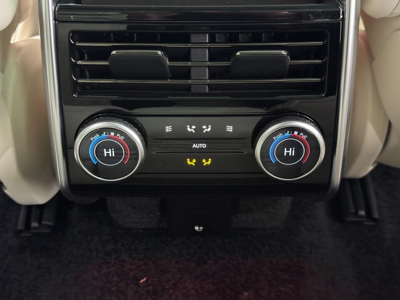 Land Rover Range Rover Vehicle Full-screen Gallery Image 11