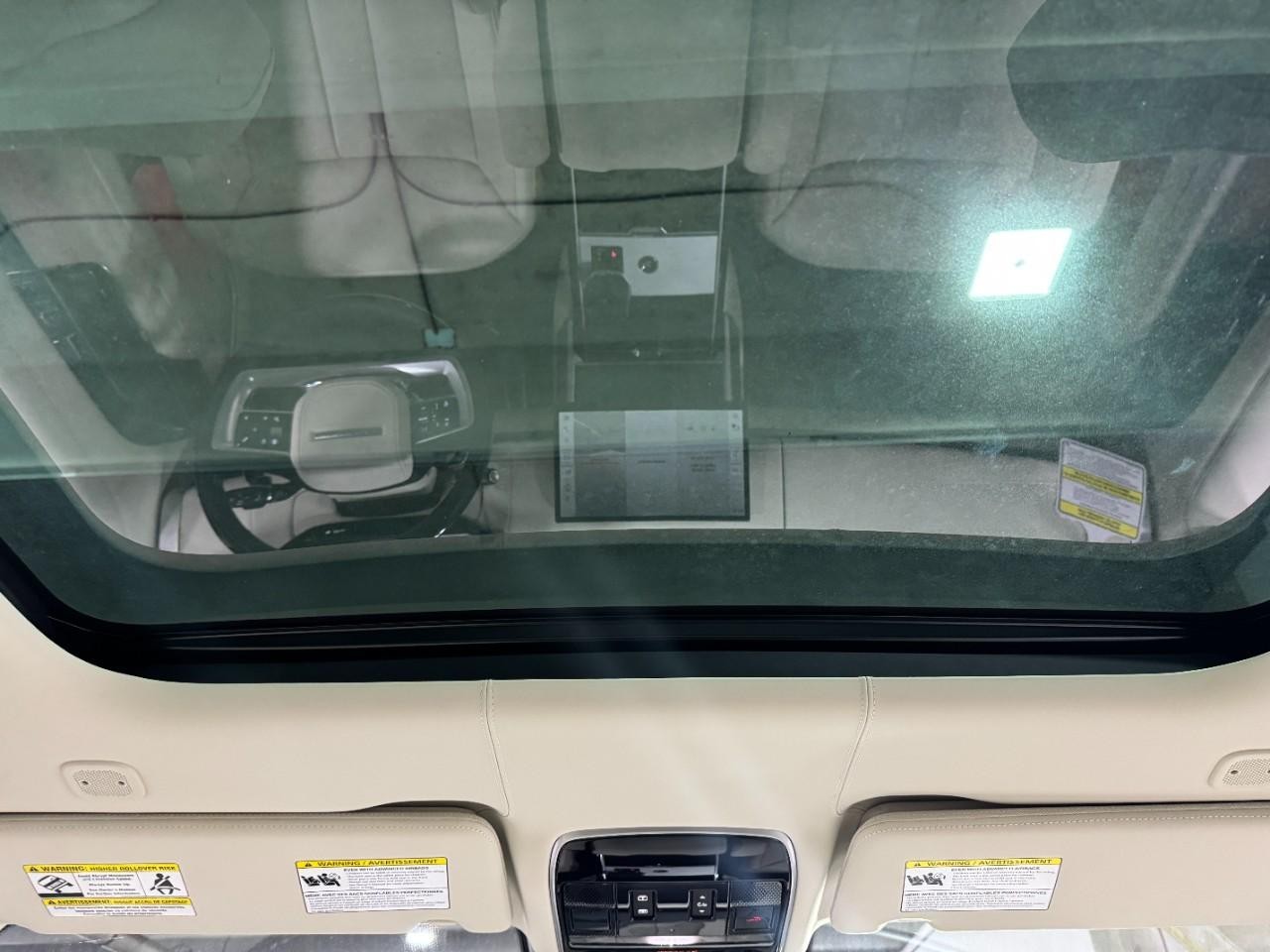 Land Rover Range Rover Vehicle Full-screen Gallery Image 12