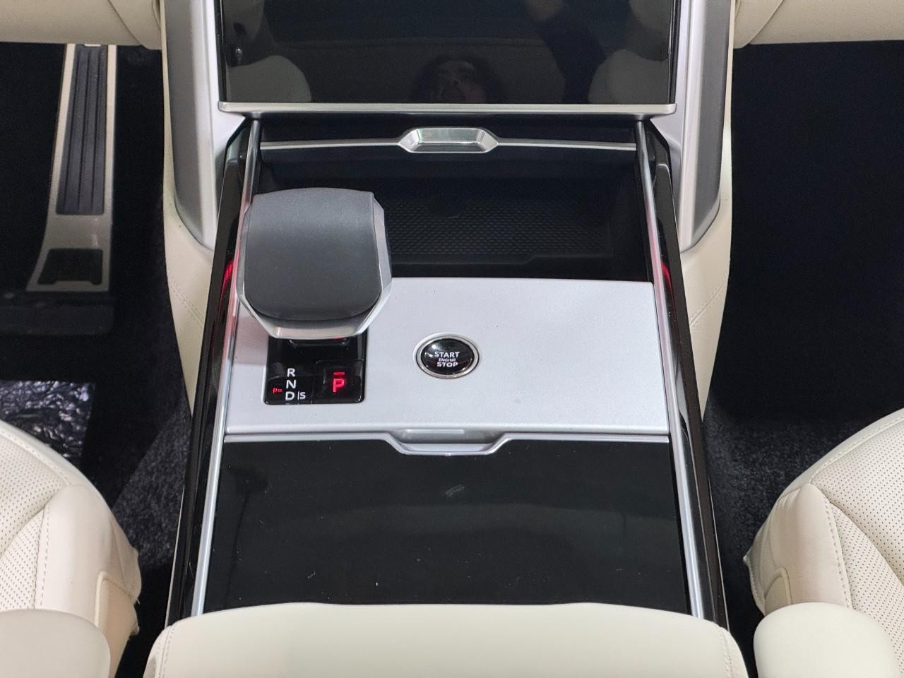 Land Rover Range Rover Vehicle Full-screen Gallery Image 16