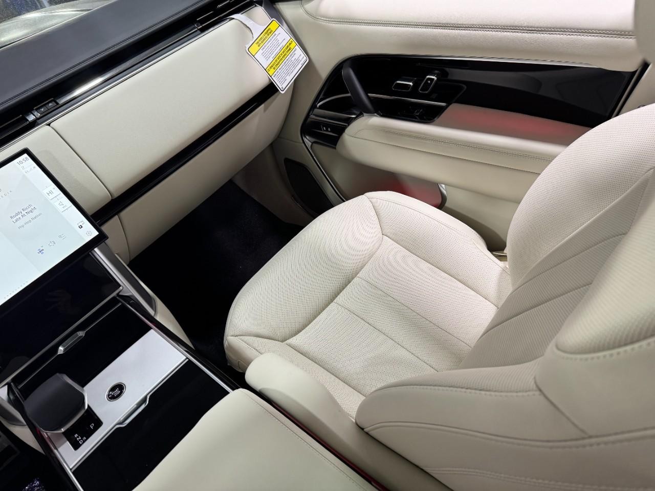 Land Rover Range Rover Vehicle Full-screen Gallery Image 17