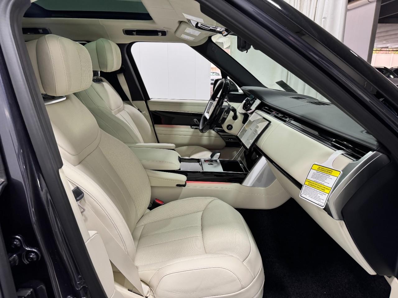 Land Rover Range Rover Vehicle Full-screen Gallery Image 18