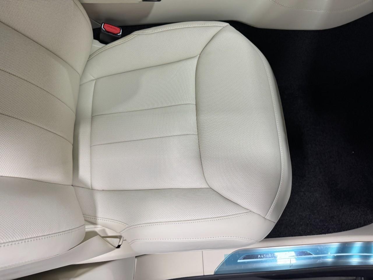 Land Rover Range Rover Vehicle Full-screen Gallery Image 19