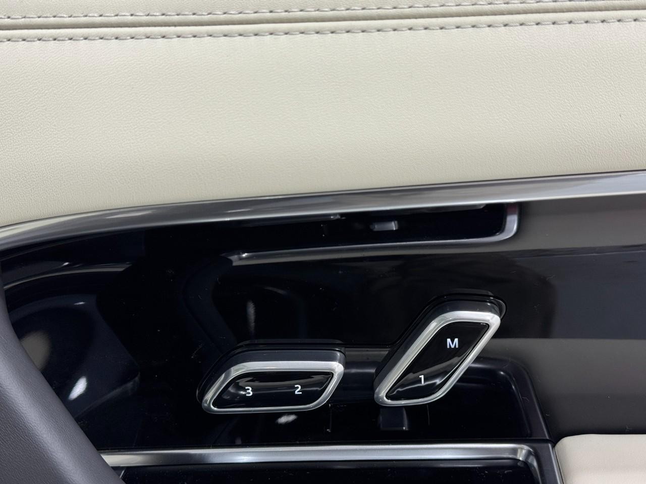 Land Rover Range Rover Vehicle Full-screen Gallery Image 20