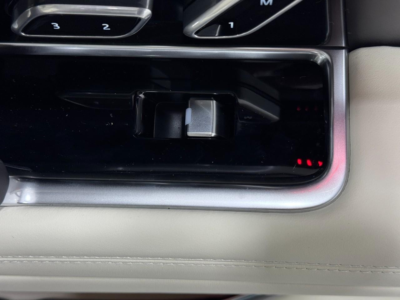 Land Rover Range Rover Vehicle Full-screen Gallery Image 21