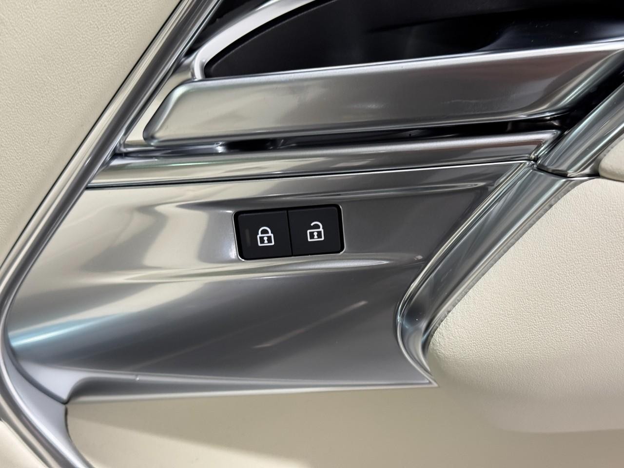 Land Rover Range Rover Vehicle Full-screen Gallery Image 22