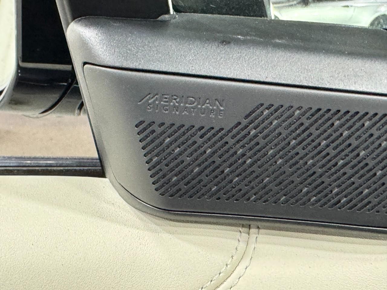 Land Rover Range Rover Vehicle Full-screen Gallery Image 23