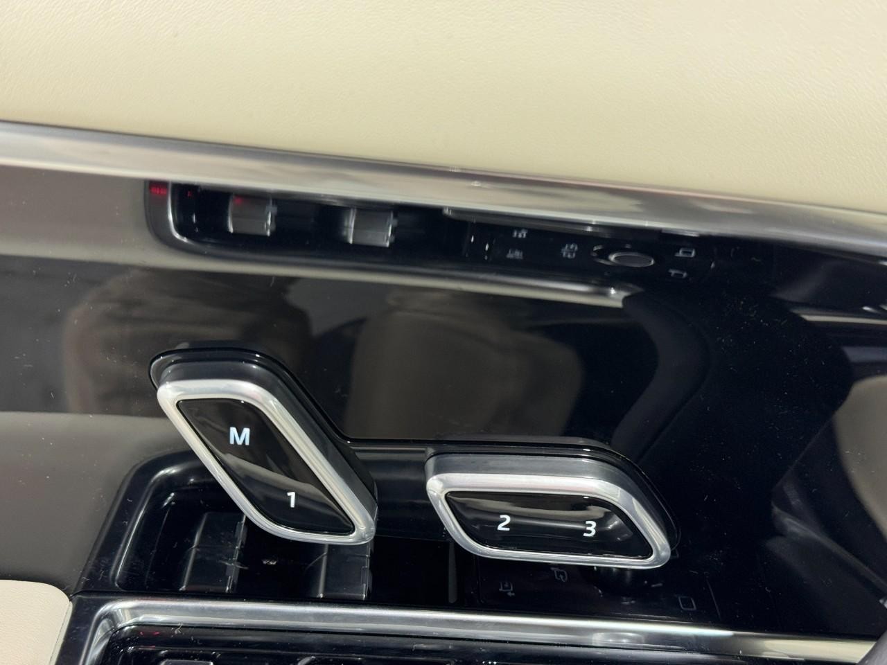 Land Rover Range Rover Vehicle Full-screen Gallery Image 24