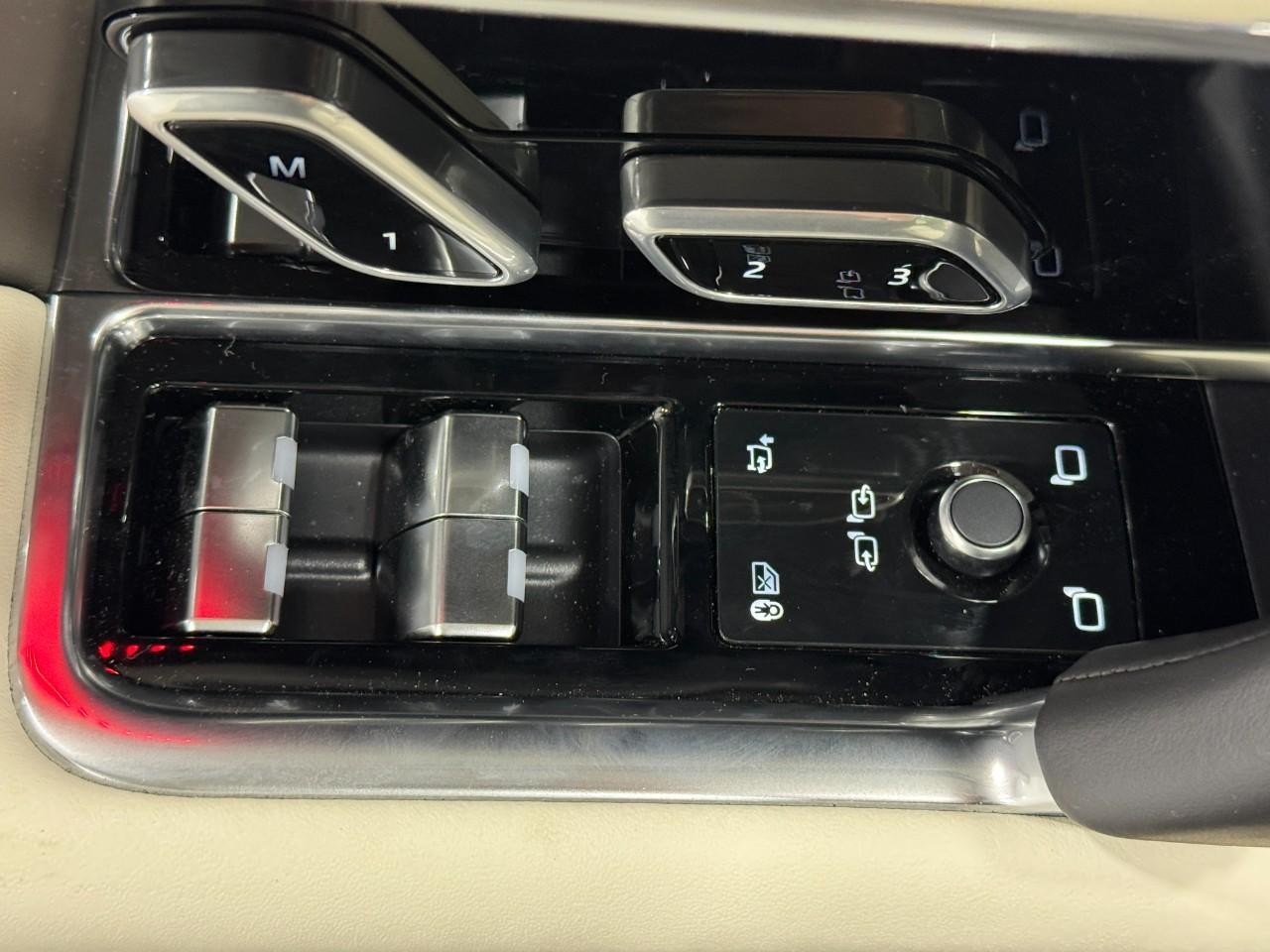 Land Rover Range Rover Vehicle Full-screen Gallery Image 25