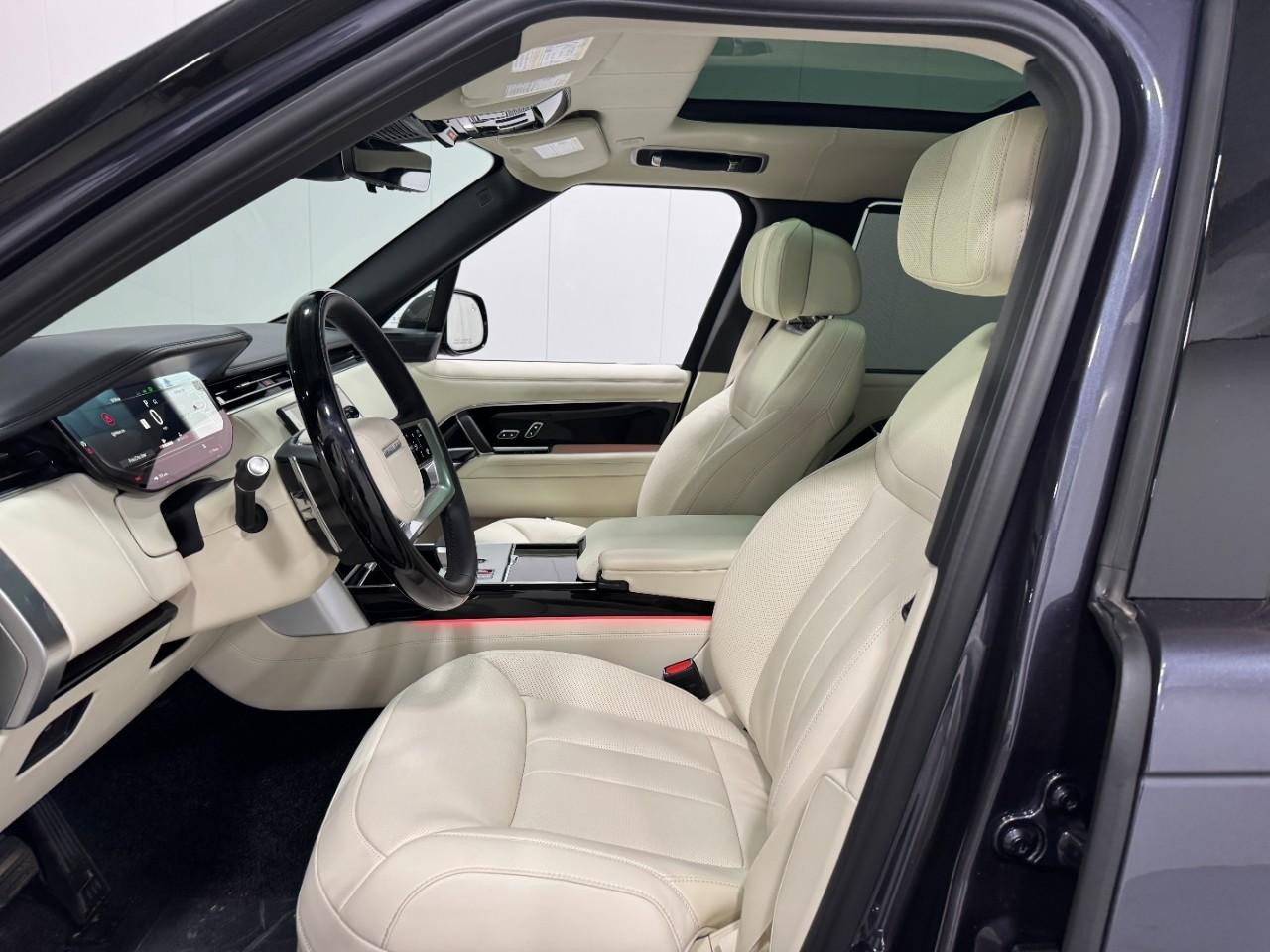 Land Rover Range Rover Vehicle Full-screen Gallery Image 27