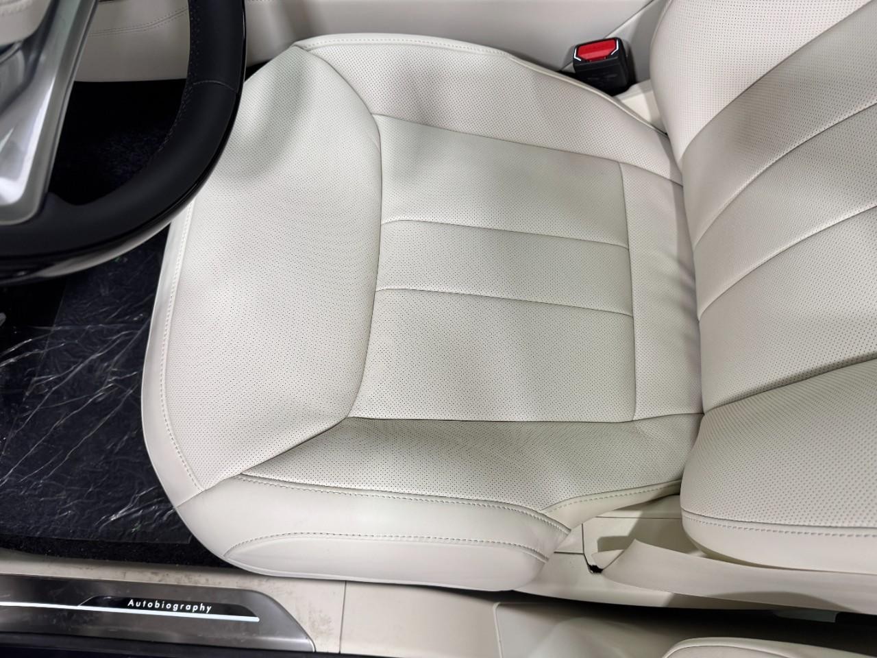 Land Rover Range Rover Vehicle Full-screen Gallery Image 28