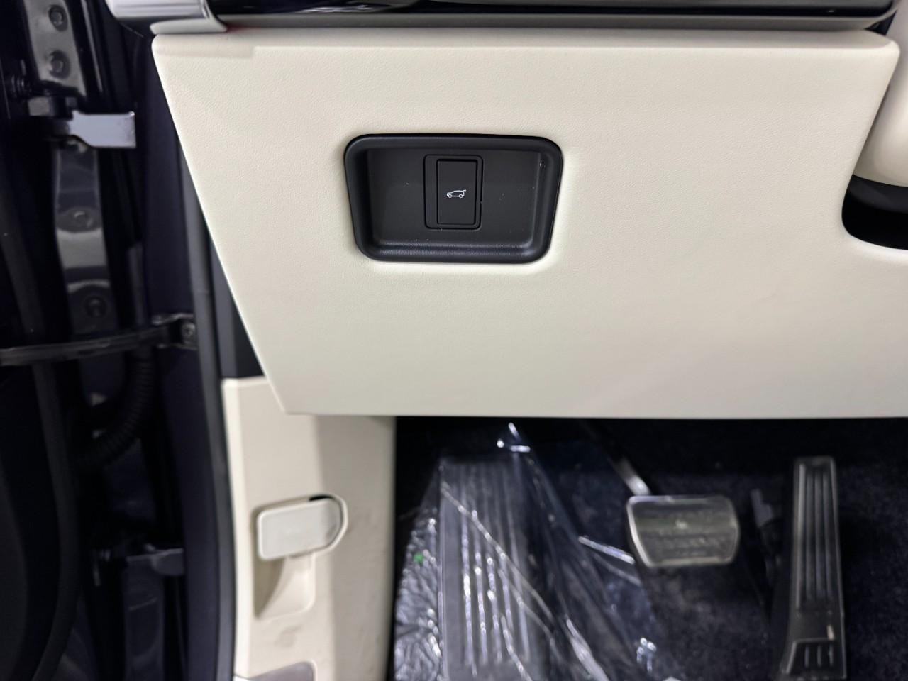 Land Rover Range Rover Vehicle Full-screen Gallery Image 29