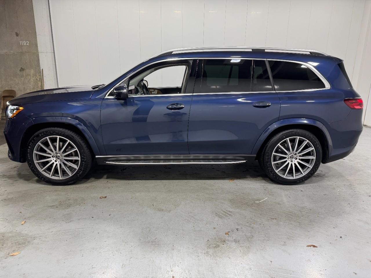 Mercedes-Benz GLS Vehicle Full-screen Gallery Image 2