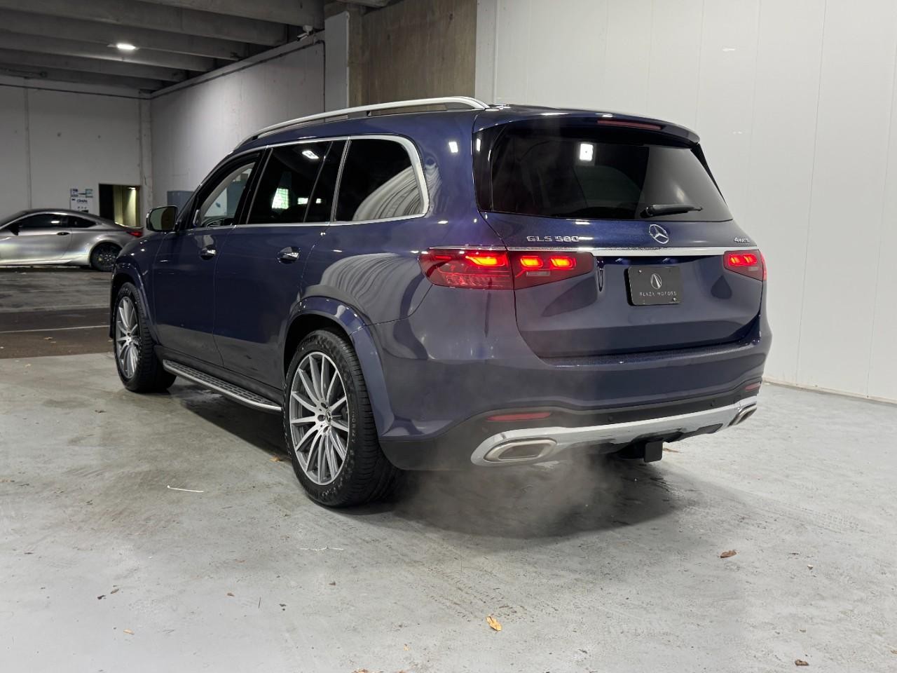 Mercedes-Benz GLS Vehicle Full-screen Gallery Image 3