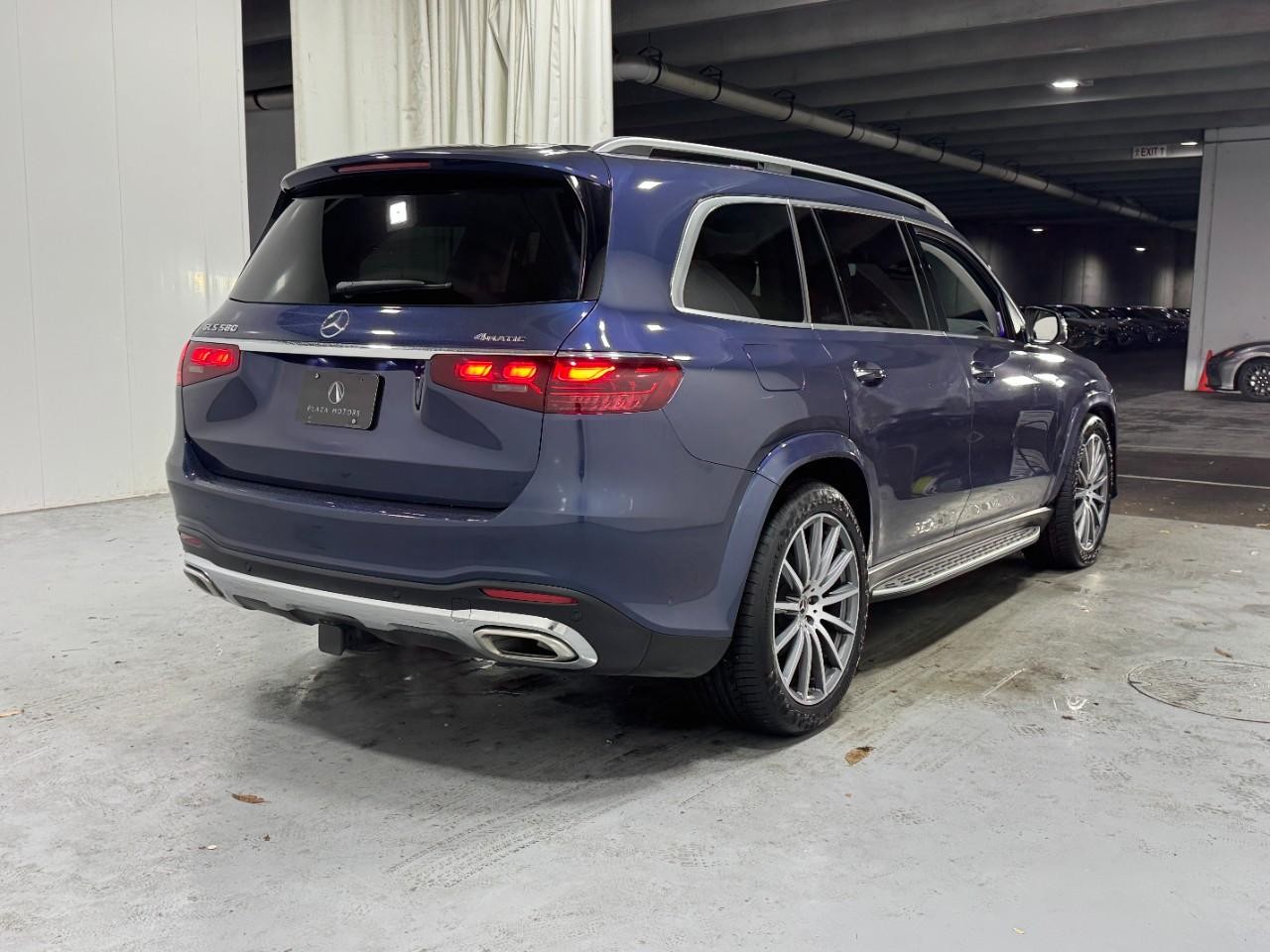 Mercedes-Benz GLS Vehicle Full-screen Gallery Image 4