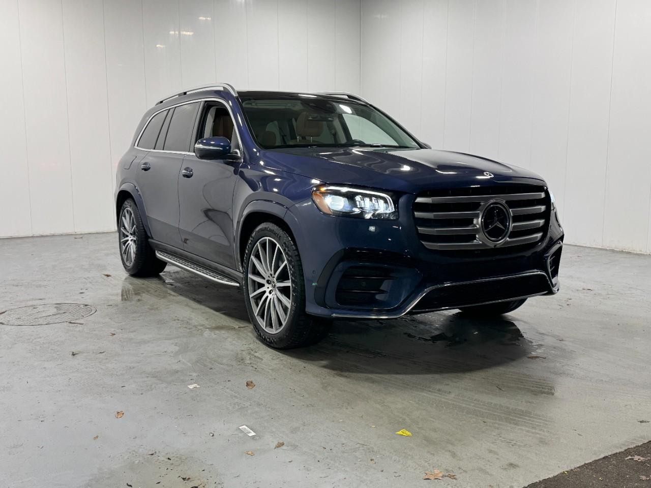 Mercedes-Benz GLS Vehicle Full-screen Gallery Image 6