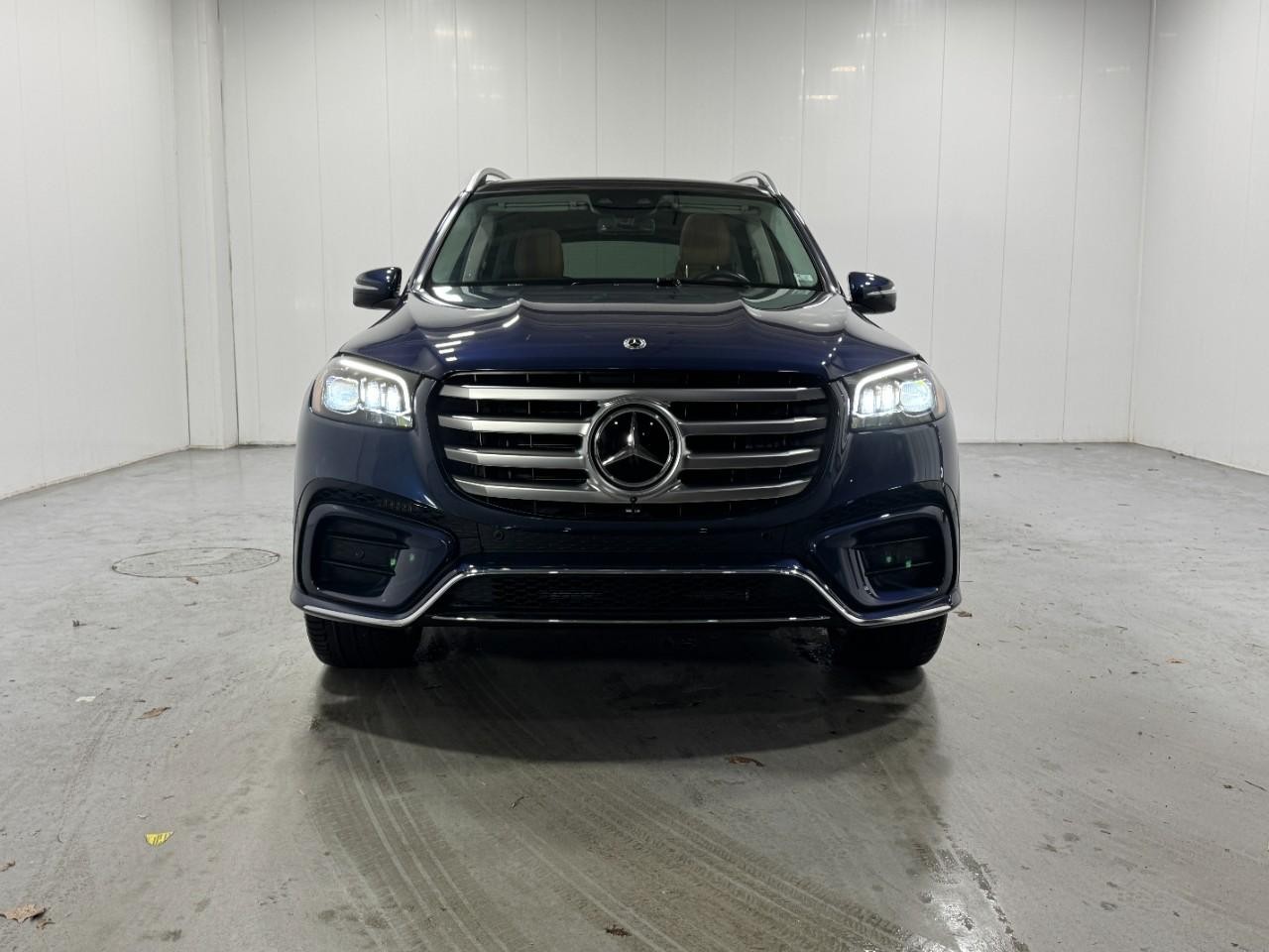 Mercedes-Benz GLS Vehicle Full-screen Gallery Image 7