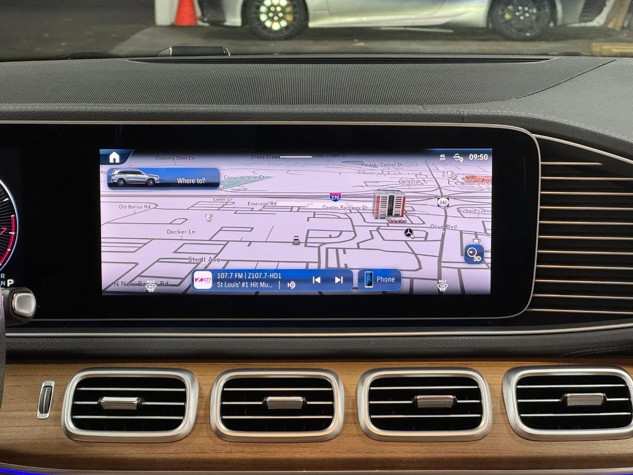 Mercedes-Benz GLS Vehicle Full-screen Gallery Image 17