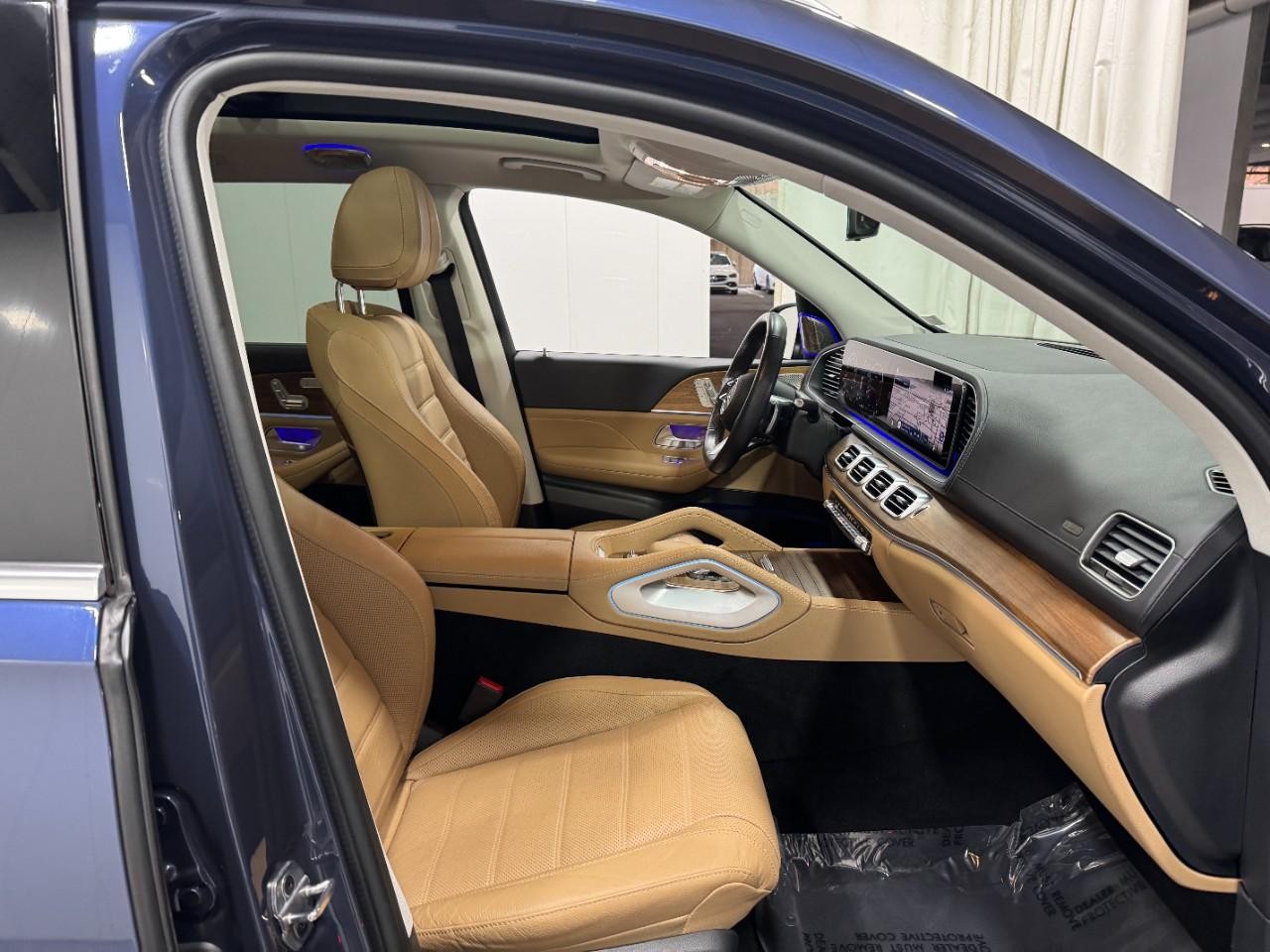 Mercedes-Benz GLS Vehicle Full-screen Gallery Image 21