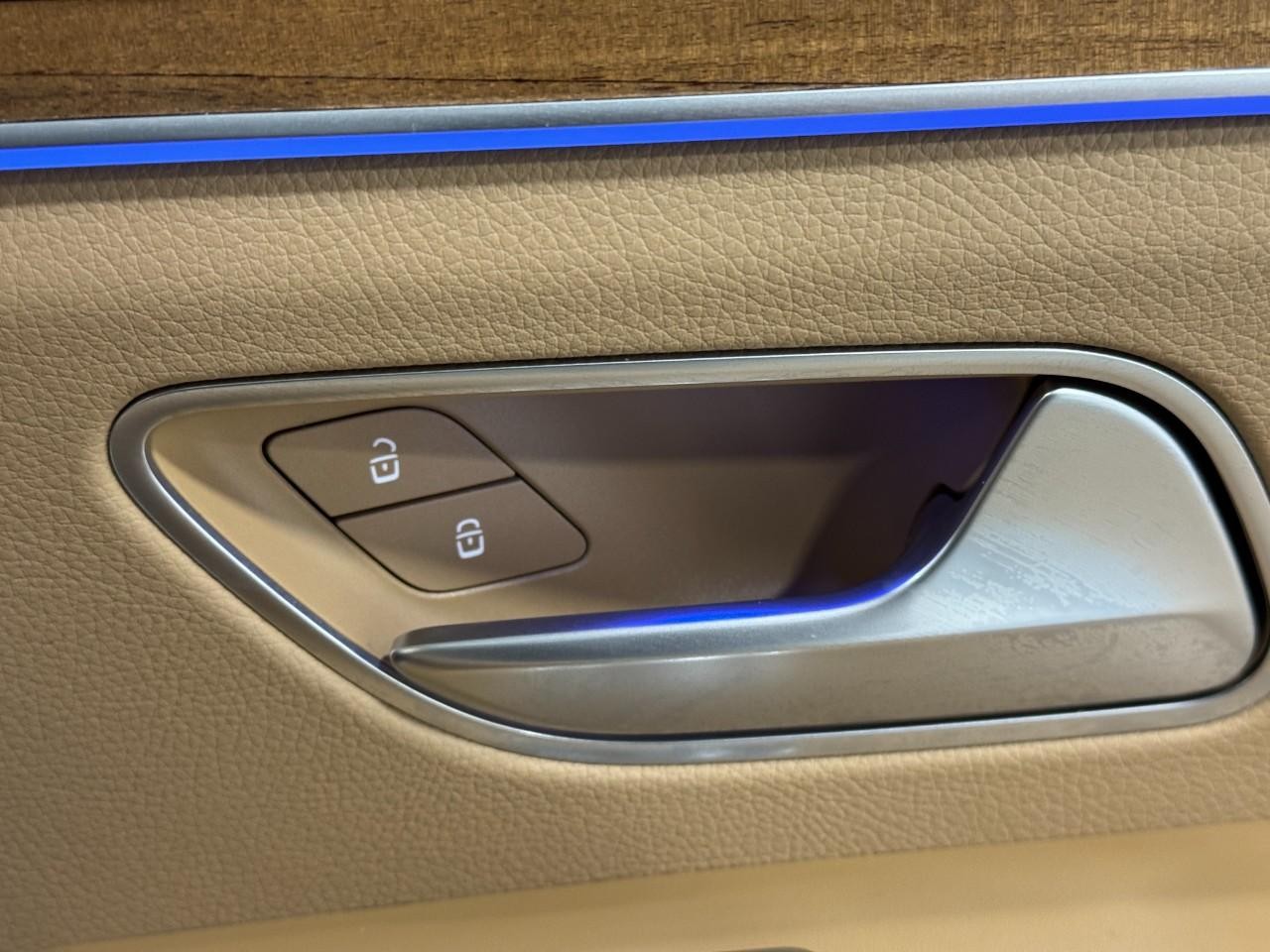 Mercedes-Benz GLS Vehicle Full-screen Gallery Image 24