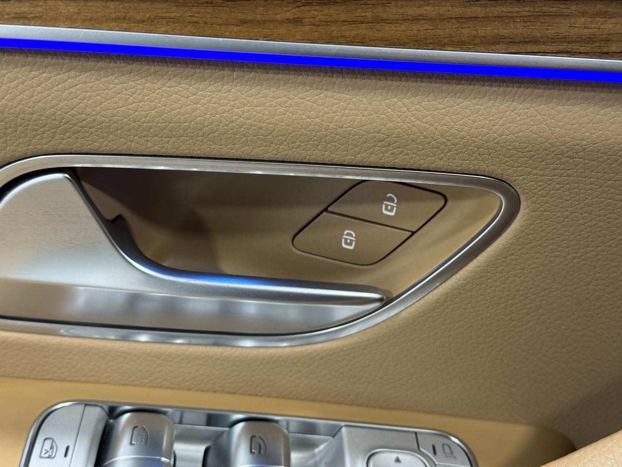 Mercedes-Benz GLS Vehicle Full-screen Gallery Image 28