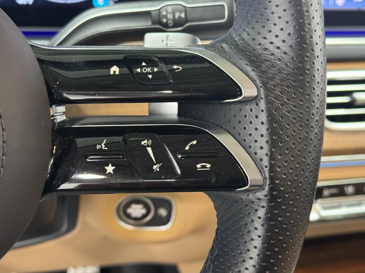 Mercedes-Benz GLS Vehicle Full-screen Gallery Image 35