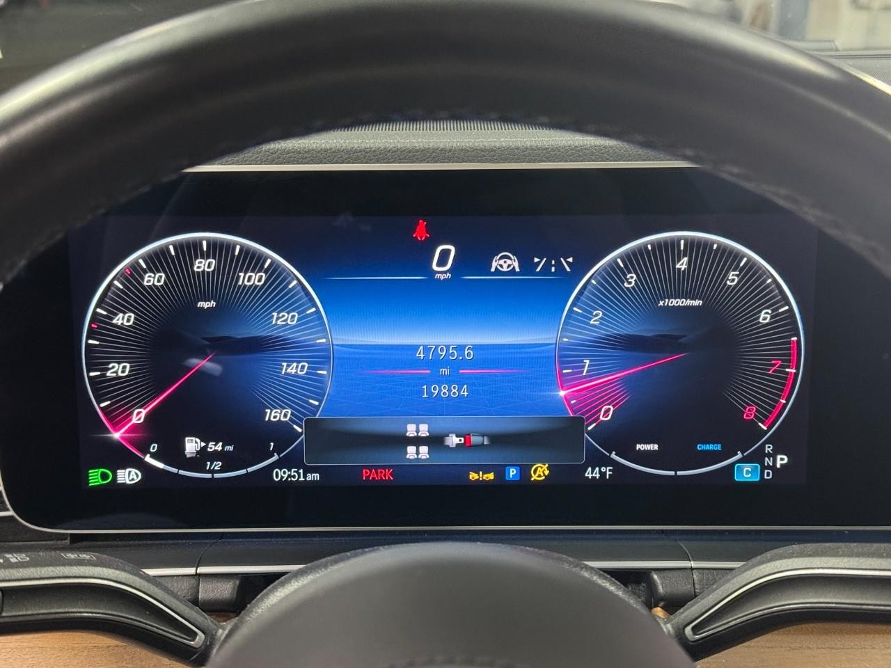 Mercedes-Benz GLS Vehicle Full-screen Gallery Image 36