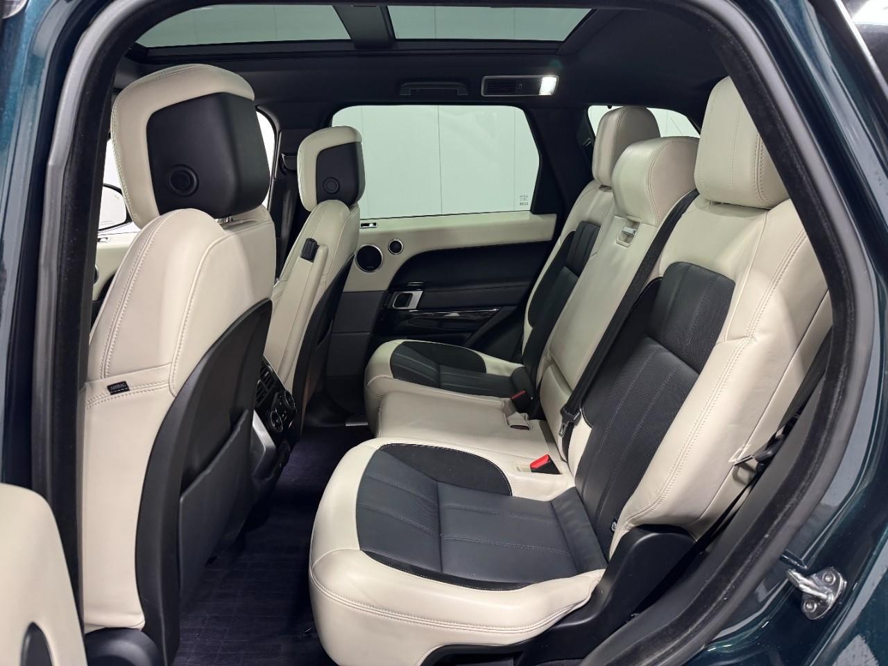 Land Rover Range Rover Sport Vehicle Full-screen Gallery Image 8