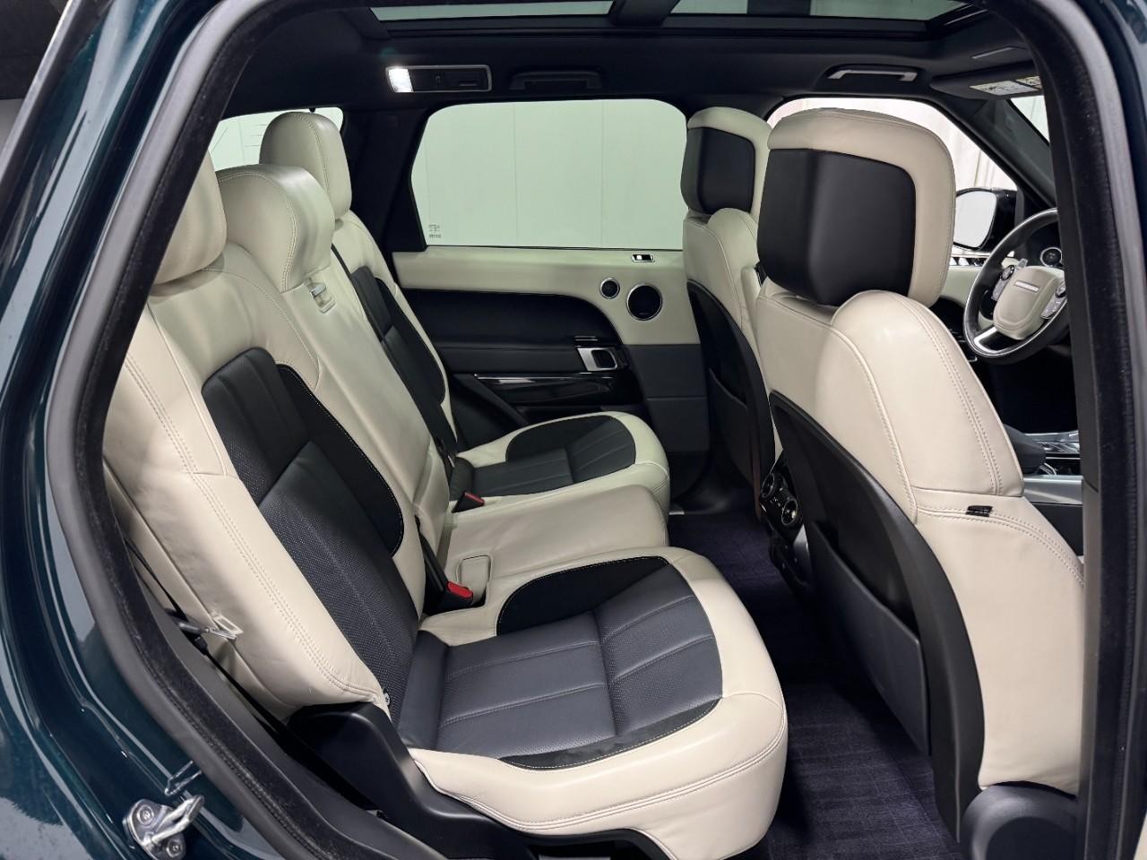 Land Rover Range Rover Sport Vehicle Full-screen Gallery Image 10