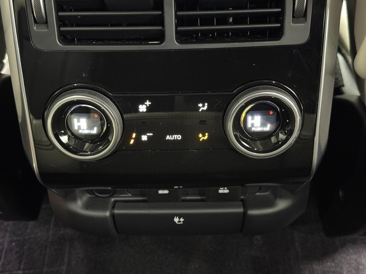 Land Rover Range Rover Sport Vehicle Full-screen Gallery Image 11